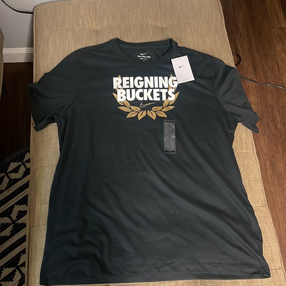 Nike Reigning buckets tee